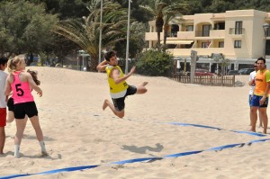 Uno de los partidos de balonmano playa disputados este domingo en Cala Llonga.