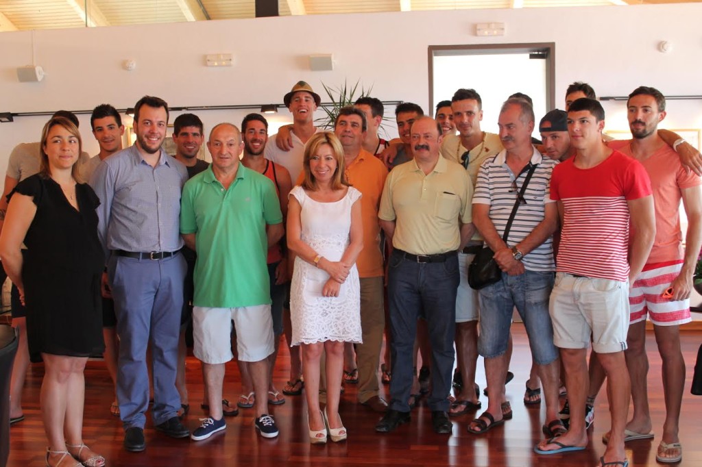 Los representantes del equipo de gobierno de Vila con los integrantes del Eibar. 