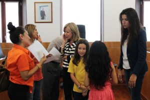 Pilar Marí, alcaldesa de Vila, hizo entrega de las becas de la Fundación Ernesto Erhenfeld.