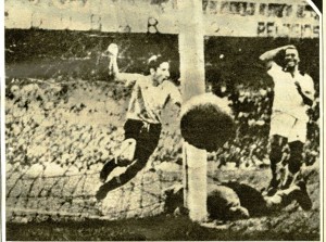 Momento en el que Ghiggia marca el gol que dio la victoria a Uruguay en el Mundial de Brasil 1950.