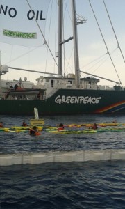 Tras la acción, el barco ecologista entrará en el puerto de Ibiza a primera hora de la tarde (sobre las 16h horas) acompañado de una flotilla de embarcaciones pitiusas. 