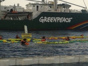 Además de la barrera anticontaminación, los activistas han desplegado entre los mástiles del Raibow Warrior una pancarta de 144 metros  con el mensaje ‘NO OIL’.