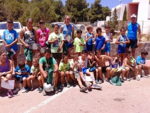 Todos los participantes en el Triatlón Escolar Indoor de Santa Eulària disputado esta mañana. Fotos: C. V.