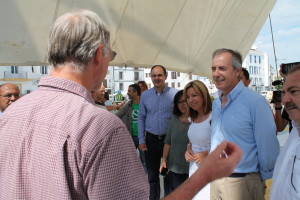 Vicent Marí, Pepita Gutiérrez, Pilar Marí, Vicent Serra i Toni Marí amb el capità del Rainbow Warrior, Joel Steward. Foto: CIE.