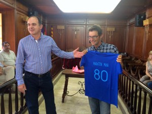 L'alcalde Vicent Marí entrega a Juanjo Serra una camiseta conmemorativa. Foto: Ajuntament de Santa Eulària.