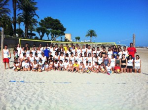 Una fotografía de grupo de los inscritos en la pasada edición de la escuela de vóley playa.