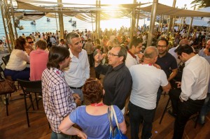 Vicente Ribas, concejal de Turisme, conversa con varios asistentes en el Café del Mar.