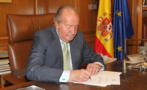 Su Majestad el Rey firma el documento en el que comunica su decisión de abdicar la Corona. © Casa de S.M. el Rey