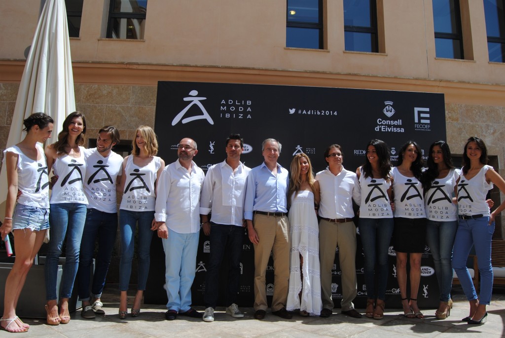 Foto de familia con autoridades, presentadores y modelos. Foto: D.V.