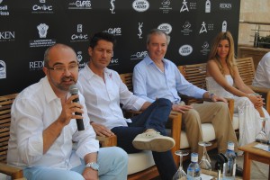 El conseller Vicent Roig, Jaime Cantizano, el presidente del Consell Vicent Serra y la cantante Natalia. Foto: D.V.