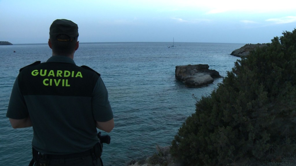 Un guardia civil observa el catamarán donde se produjeron los hechos. Foto: Ibiza Producciones.