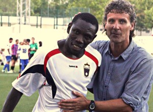 Luis Elcacho consuela a Armando tras la expulsión del futbolista del Formentera. Foto: Jesús Cruces