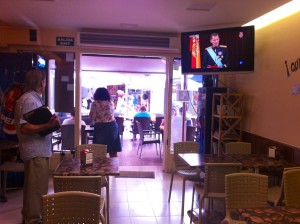 Un hombre contempla ensimismado a Felipe VI. Foto: D.V.