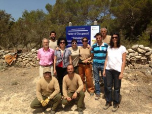 Francesca Ramis, con los miembros y alumnos del taller de ocupación Can Marroig, en Formentera