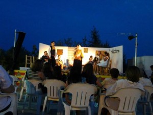 Na Maria Cardona i en Miquel 'Figueretes' fent cançó de porfèdia en una xacota a les Festes de Sant Llorenç de Balàfia de l’any 2012. Foto: Col·lecció Maria Cardona