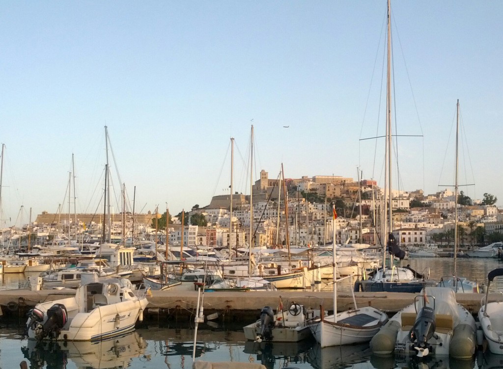 Imagen del Club Náutico con Dalt Vila al fondo. Foto: V.R.