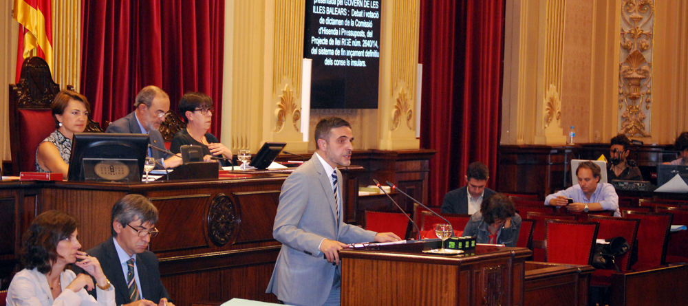 El conseller Marí Bosó durant el debat parlamentari. Foto: Parlament Balear.