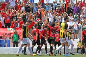 Los jugadores del Formentera celebran la consecución de un gol con la grada de fondo. Foto: Fútbol Pitiuso