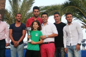 Roberto Soldado, Tomás Mejías, Rafa Triguero, José Callejón y Diego Capel, con un jugador del Sant Jordi. Fotos: C. V.