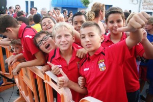 Varios jugadores del Atlético Jesús esperan el momento para recoger su trofeo.