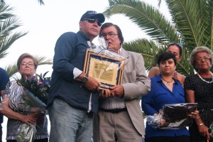 Miquel Bestard, presidente de la Federación balear, entrega una mención especial a Juan Mesa, 'Labi'.