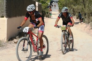 Dos de los corredores participantes en la prueba inician una de las duras subidas.