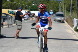 Kamal El Hihioui se muestra incrédulo tras proclamarse campeón de Balears. Fotos: C. V.