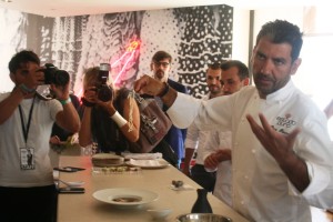 Paco Roncero da explicaciones en el showcooking que realizó en Estado Puro Ibiza. Fotos: C. V.