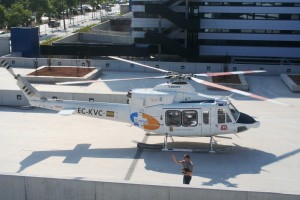 El helicóptero Bell 412 del O61 aterrizó en la explanada de la entrada principal del nuevo hospital de Can Misses.