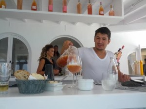 Un trabajador del servicio de hostelería. 