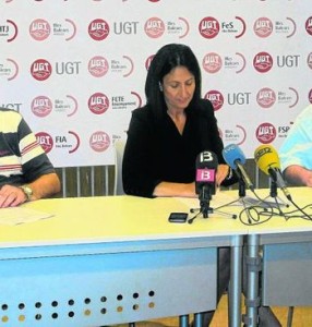 Antonio Copete, d’UGT; Inma Benito, vicepresidenta de la Federació Hotelera, i Ginés Díez, de CCOO, firmant el preacord anit.