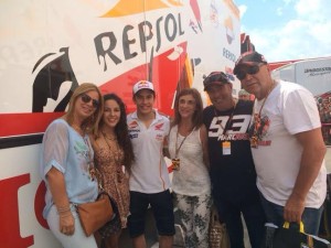 Marc Márquez, con los padres, hermana y amigos de la familia del joven