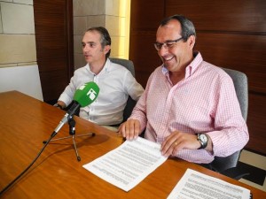 Vicent Costa y Vicent Ribas, antes del inicio de la rueda de prensa en la nueva oficina de turismo de Sant Antoni