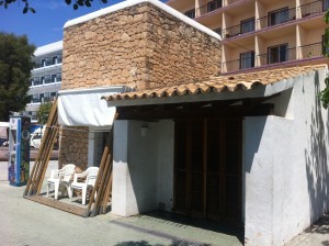 Antigua oficina de turismo de Sant Antoni. Según el PI, el Ayuntamiento ha pagado y dado por finalizadas unas obras en este edificio que todavía no han empezado. Foto: D.V.