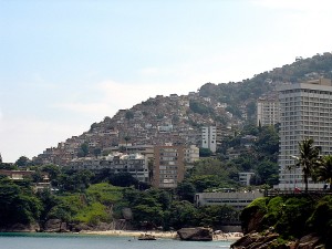 Fabela Vidigal y, en primer término, el Hotel Sheraton. Río de Janeiro. Foto: Jeff Belmonte. Wikipedia.