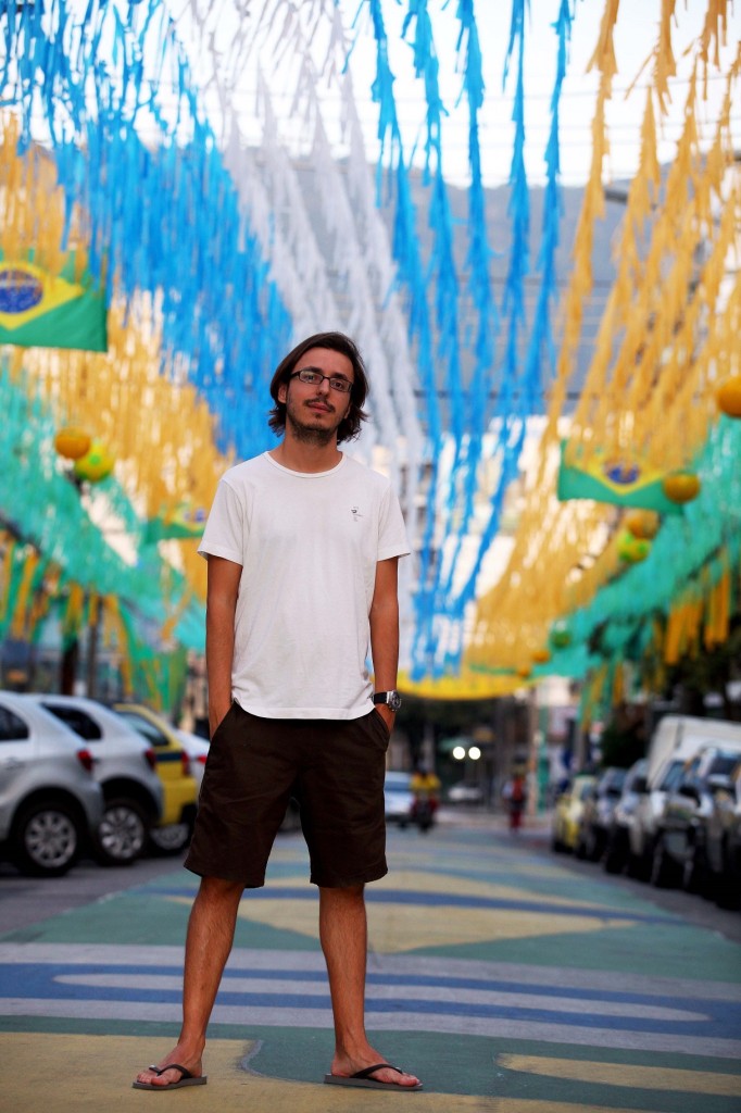 El periodista ibicenco Pablo Sierra del Sol, en una calle de Río de Janeiro. Foto: Lorena P. Durany.