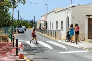 Tram de vorera i pas elevat de vianants