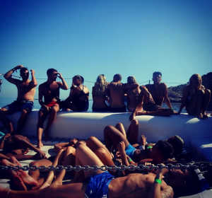 Imagen de los asistentes a una fiesta en el catamarán. Foto: Instagram.