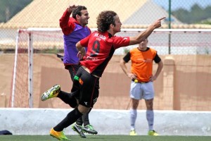 Piquero celebra la consecución del primer tanto del partido