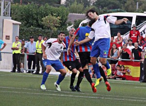 Piquero y Jesús Cruz intentan rematar el balón en una acción del partido. Foto: Jesús Cruces