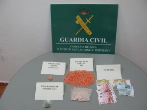 Estupefacientes incautados a uno de los detenidos. Foto: Guardia Civil.