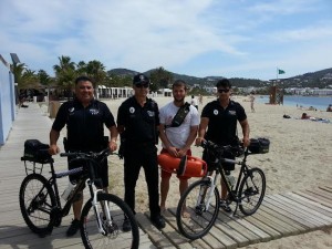 Varios policías locales en la playa de Talamanca