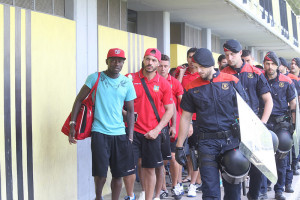 Los jugadores del Formentera abandonan el campo protegidos por la policía. Foto: Carles Ribas