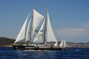 El barco de Greenpeace acompañado de otros barcos dirigiéndose al puerto de Vila. Foto: D.V.