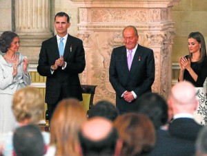 Simbòlicament Joan Carles va cedir ahir el seu seient al nou rei Felip VI. Foto: Ara Balears