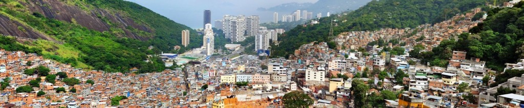 En primer plano la favela de Rocinha y, al fondo, una zona turística con hoteles. Río de Janeiro. Foto: Wikipedia.