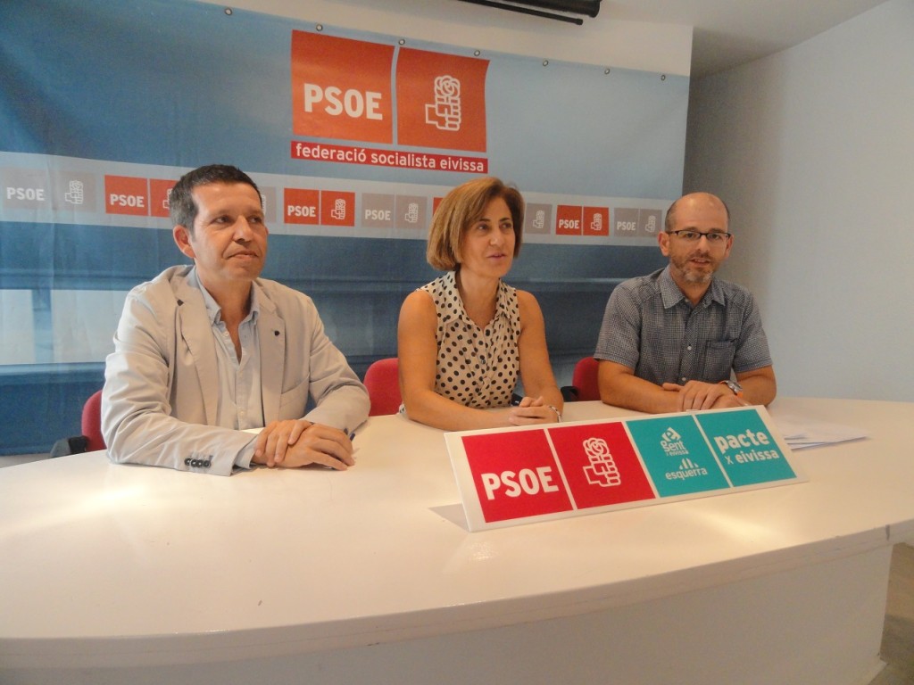 Imatge de la roda de premsa amb Marc Costa, Lurdes Costa i Alfonso Molina. Foto: PSOE-Pacte.