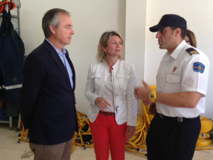 Vicent Serra i Núria Riera parlen amb el tècnic de la Unitat Operativa d'Emergències. Foto: CAIB.