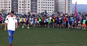 José Carlos Moreno se marcha cabizbajo mientras que los aficionados del Eldense celebran el ascenso. Fotos: Jesús Cruces