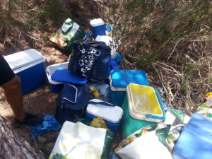 Imagen de los objetos encontrados en el escondite de los vendedores ambulantes. Foto: Ajuntament de Sant Josep.